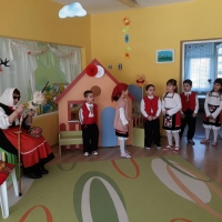 Баба Марта посети децата от детска градина "Мечо Пух", база с. Петко Славеков