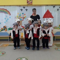С празник „От приказка в приказка“ децата от ДГ „Мечо Пух“, с. П. Славейков посрещнаха пролетта-хубавица