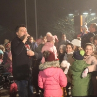 Коледната елха в Севлиево грейна, а Дядо Коледа донесе щастие за малчуганите