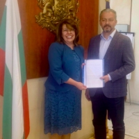 Кметът д-р Иванов и министър Коритарова подписаха в МРРБ споразумение за реконструкцията на още 4 064 м от Източния водопроводен клон